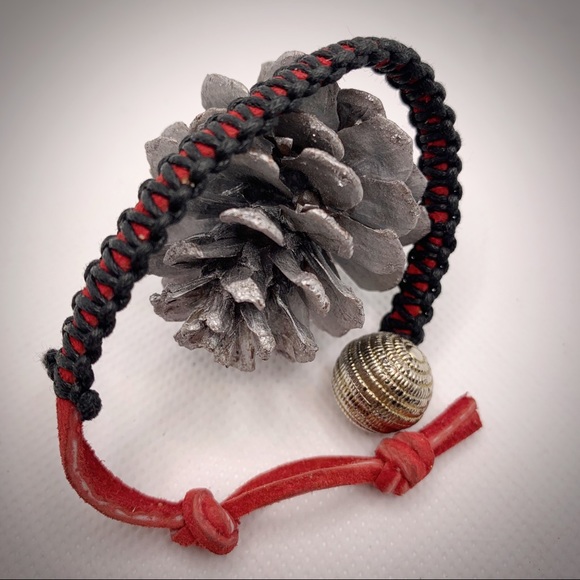 Red Black Macrame Bracelet Round Button Handmade - Picture 4 of 8